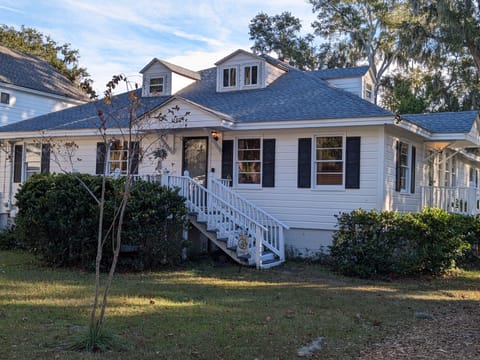  Proud Mary a spacious home , big yard , walking distance to shops , restaurants