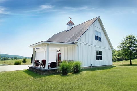 Modern loft in the country. Cozy patio, rain or shine!