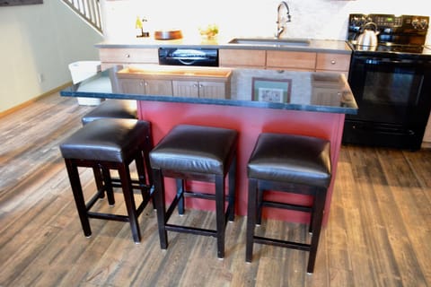 Granite island counter that seats four