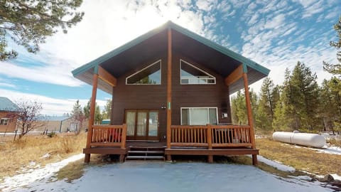 Welcome to Kota Bear Cabin, located in the Shotgun subdivision of Island Park.