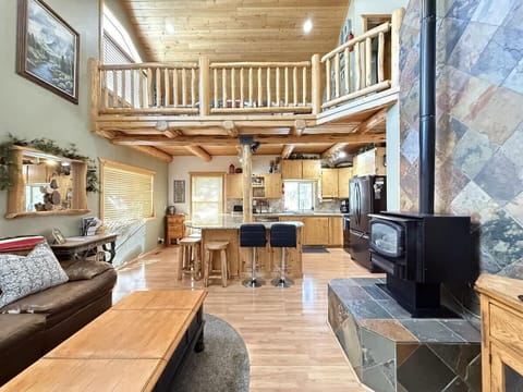 This large open space cabin that provides a mix of cozy and relaxing.