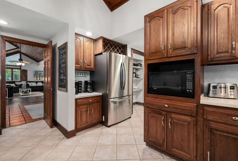 Coffee station with regular coffee pot & keurig  ☕️