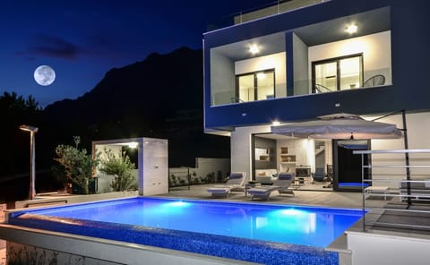 Villa Nina Makarska, has 4 bedrooms, 4 bathrooms, heated infinity pool  of 33m2