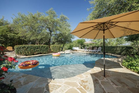 Welcome to Rock 'n' Wood! Enjoy the beautiful pool!