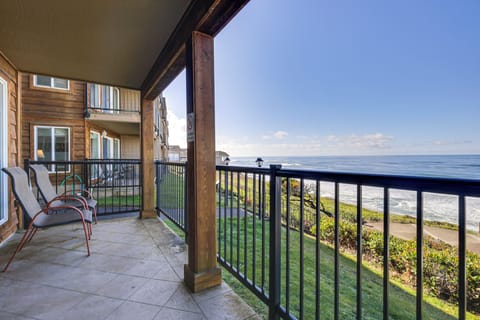 Lincoln City Vacation Rental | 2BR | 2BA | 1,280 Sq Ft | Stairs Required