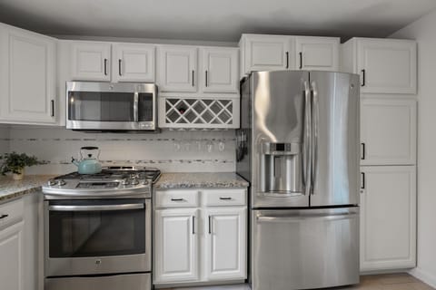 Stainless steel appliances, plenty of storage