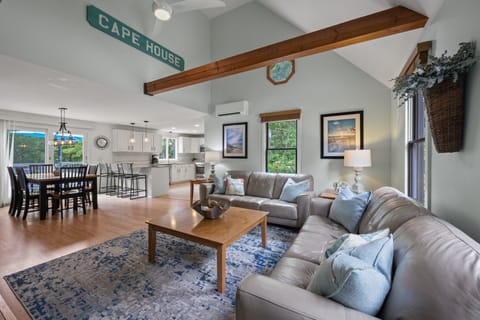 Open floor plan, cathedral ceiling, leather furniture