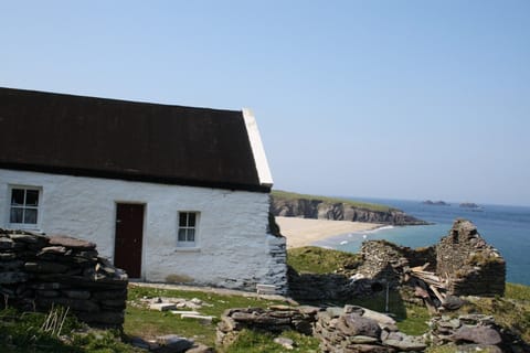 Fairfield Holiday Home, Dingle Co Kerry. Ventry beach, rugged coast, atlantic ocean.