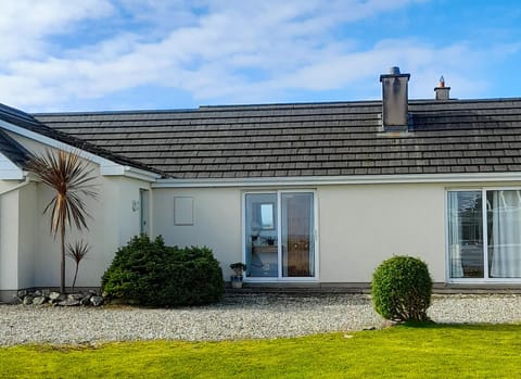 Ballyconneely Holiday Cottage No 5, family-friendly holiday accommodation in Connemara, Ballyconeely, County Galway, Ireland