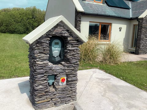 Stone Cottage Holiday Home, Sustainable Seaside Self-Catering Green Holiday Home Available in Ballinskelligs, County Kerry