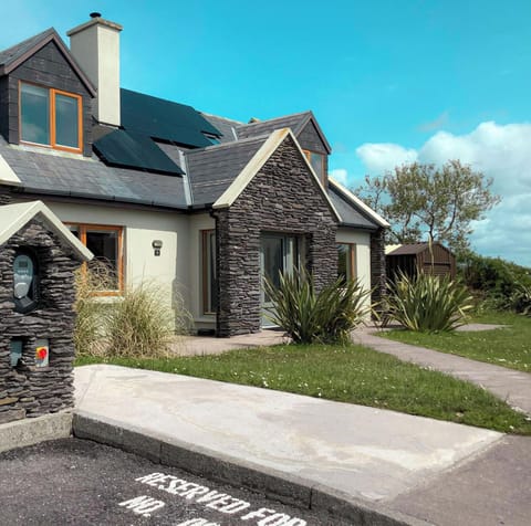 Stone Cottage Holiday Home, Sustainable Seaside Self-Catering Green Holiday Home Available in Ballinskelligs, County Kerry