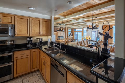 Star Harbor 15 Kitchen and Dining Area - Star Harbor 15 Kitchen and Dining Area