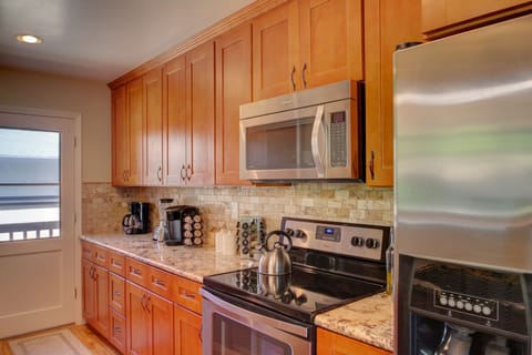All newer stainless steel appliances with beautiful granite countertops