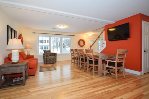 Spacious Open Living/Dining & Kitchen.  Table will seat 12! Cable TV, WiFi & AC!