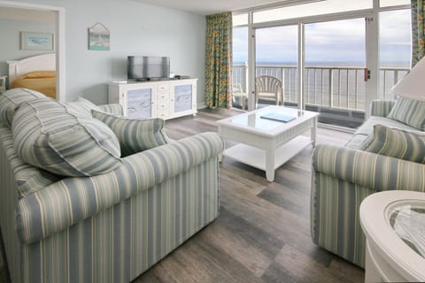Beautiful Ocean Front Living Room - Beautiful views even while watching Tv