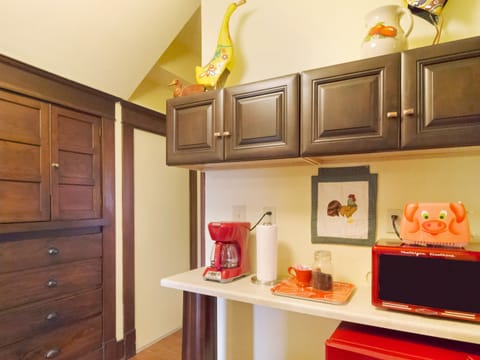 Kitchenette (toaster available upon request) 

**Kitchenette means mini fridge, microwave, coffee maker, plates, cups.**