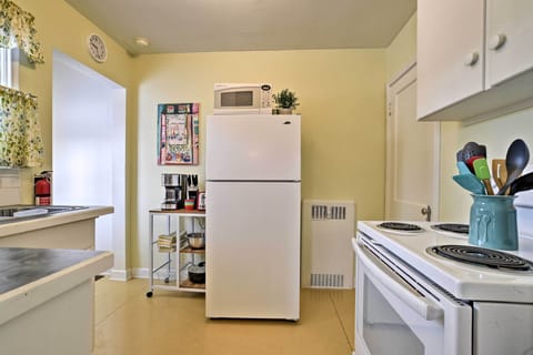 Kitchen | Fully-Equipped w/ Cooking Basics