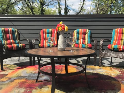 Rooftop deck w/gas grill, comfort furniture, Loungers & tables for entertaining