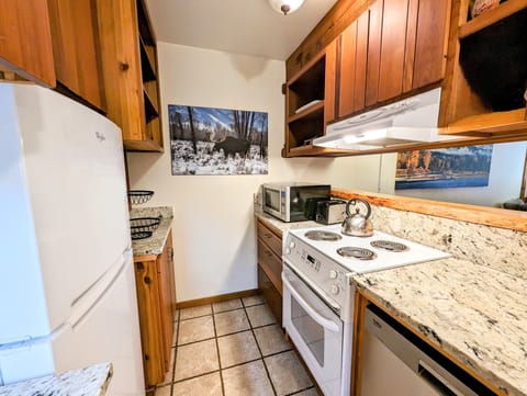 Fully stocked kitchen with everything you will need (2)