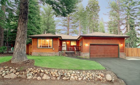 Cedar Home between Northstar & Squaw. 2 blocks to the beach.