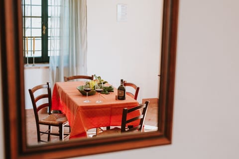 agriturismo-la-papessa-chianti-san-donato-farmhouse-gardenia-living-room-diningroom