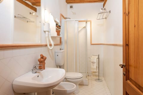 agriturismo-la-papessa-chianti-san-donato-farmhouse-iride-bathroom
