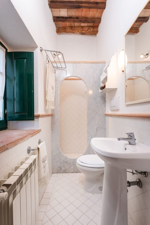 agriturismo-la-papessa-chianti-san-donato-farmhouse-verbena-bathroom