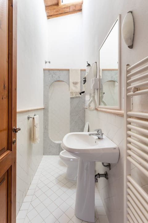 agriturismo-la-papessa-chianti-san-donato-farmhouse-oleandro-bathroom