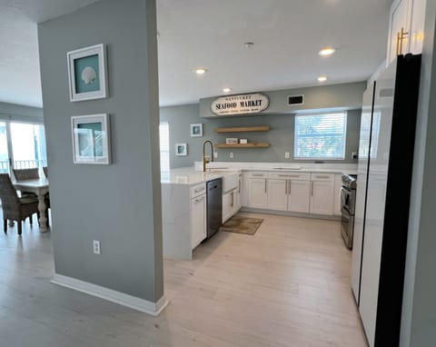 Beautifully renovated kitchen with all the necessities to make y - Beautifully renovated kitchen with all the necessities to make your favorite home cooked meals and snacks.