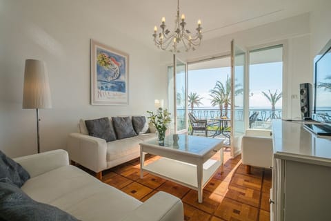 Air-conditioned lounge+ double glazed patio doors, electric shutters, TV, Sonos