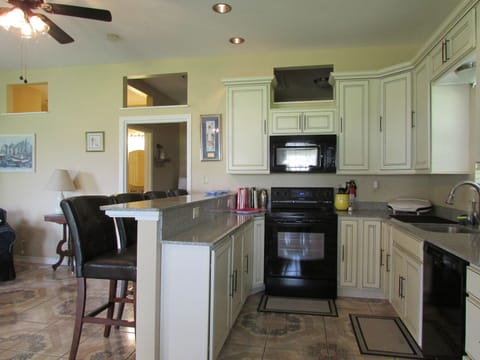 Modern & well equipped kitchen.