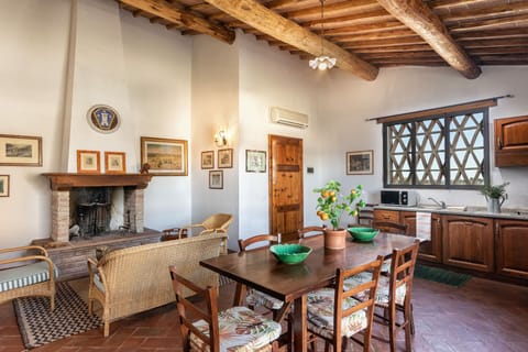 agriturismo-la-papessa-chianti-san-donato-multipropriet-robina-livingroom-diningroom