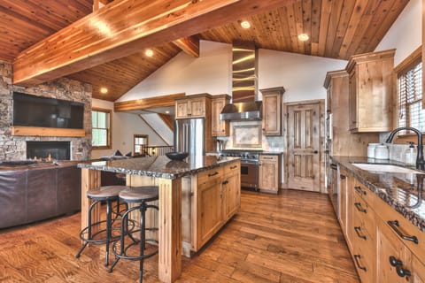 Fully Equipped Kitchen with High-end Appliances, Granite Counters and Island Seating
