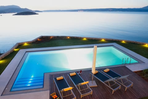 Pool with amazing panoramic views Swim and feel like to be on a boat !