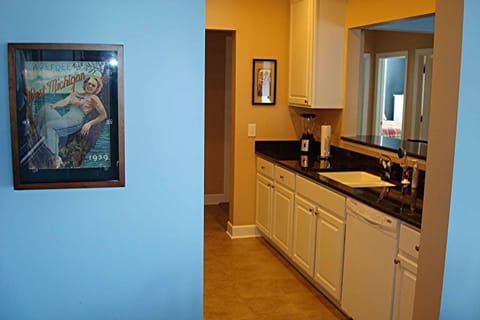 Fully Equipped Kitchen - Fully Equipped Kitchen with Bar Seating