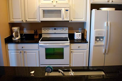 Fully Equipped Kitchen - Fully Equipped Kitchen with Range, Refrigerator, Microwave, and Dishwasher