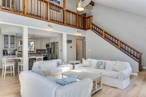 Main Level,Living Room,