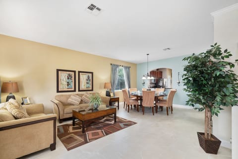 Sitting Room / Dining Area