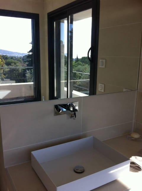 Bathroom with an eye to Ciotat Bay