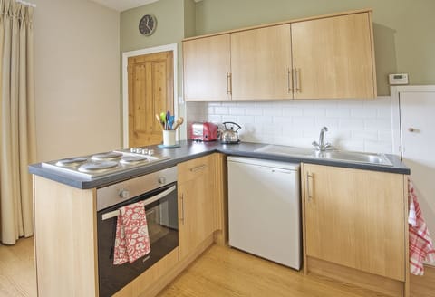 Kitchenette with fridge/4* freezer, microwave and oven