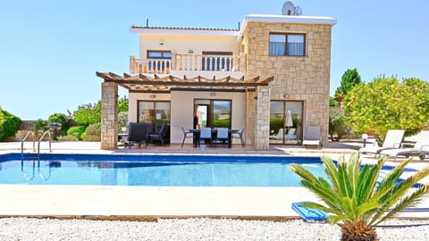 “Excellent holiday spent in this lovely villa, kids loved the very large warm pool. Location is not too far from the top end of the strip of restaurant and bars, just enough away so it’s very peaceful.” 26 Jun 2022.