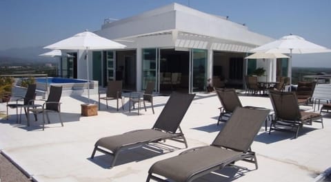 Private Patio - Lounging Furniture Private Pool !