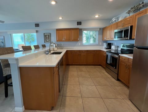 Fully equipped and updated kitchen for cooking up your favorite - Fully equipped and updated kitchen for cooking up your favorite meals and snacks, plus bar stool seating.
