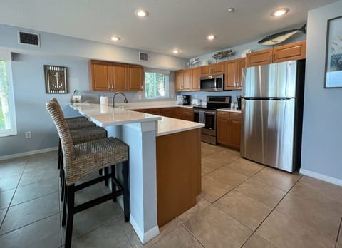 Bar stool seating off of the kitchen for a quick snack before he - Bar stool seating off of the kitchen for a quick snack before heading back to the pool or beach!