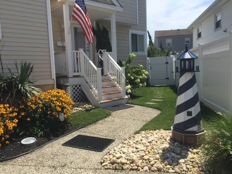 Your beach home away from home. Cozy and Comfortable. 