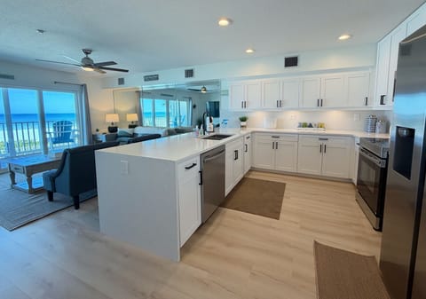Gorgeous newly updated kitchen inside the condo. Open concept fo - Gorgeous newly updated kitchen inside the condo. Open concept for maximized family and friend time!