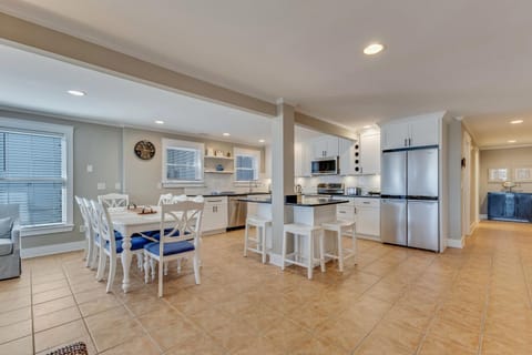 Boracay Lower - Dining Area/Kitchen