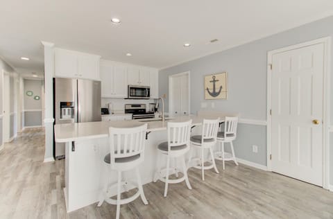 Cozy Kure-Kitchen Breakfast Bar