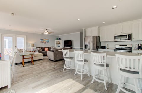 Cozy Kure-Kitchen Breakfast Bar