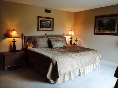 ELEGANT KING MASTER 2 baths Jacuzzi ensuite - U walkout 200 steps Bed to Beach🌴